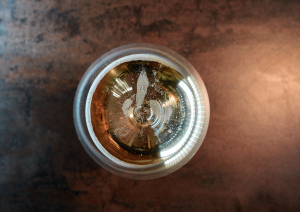 Ansicht eines Getränks von oben im Glas, mit reflektierendem Licht an der Oberfläche.