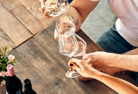 Mit Gläsern Anstoßen, Weißwein, Flaschen links unten