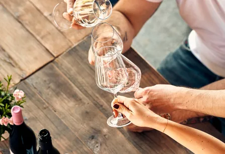 Mit Gläsern Anstoßen, Weißwein, Flaschen links unten