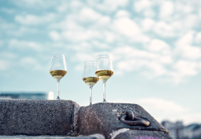 Gläser_Wolken_Himmel_Weißwein