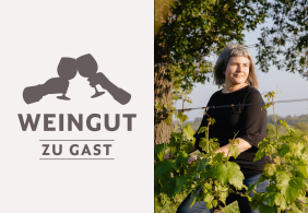 Frau in Weinberg, sonniger Tag, grünes Laub, lockere Atmosphäre.