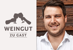 Zwei Bilder: Weingläser-Logo und lächelnder Mann vor Holzpaneel.