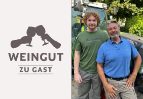 Zwei Männer vor einem Traktor, Natur im Hintergrund, logos links.