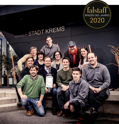 Gruppe fröhlicher Menschen vor dem Weingut Stadt Krems.