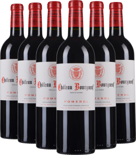 Sechs elegante Rotweinflaschen mit roter Kapsel und weißem Etikett.