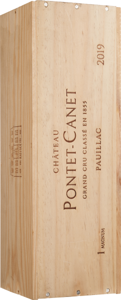 Holzkiste mit elegantem Weinlogo und Jahrgangsprägung, vertikale Ansicht.