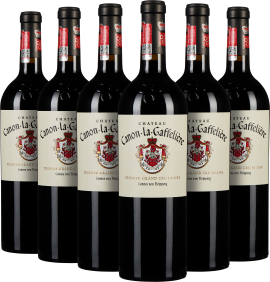 Sechs Weinflaschen mit edlen Etiketten und rotem Wappen auf schwarzem Hintergrund.