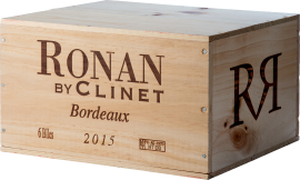 Holzkiste mit Branding und geprägten Buchstaben, rustikales Design, naturbelassene Holzoptik.