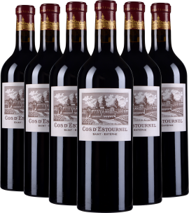 Sechs Rotweinflaschen mit edlem Etikett und goldrotem Halsband, elegant präsentiert.