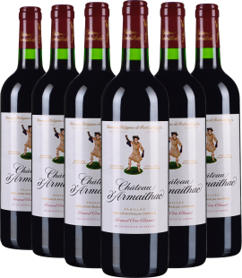 Sechs Rotweinflaschen mit cremefarbenem Etikett und rotem Wappen.