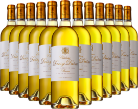 Zwölf Flaschen Weißwein mit goldenen Etiketten und eleganten Schriftzügen.