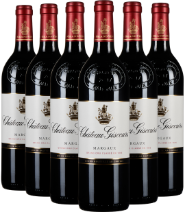 Sechs Rotweinflaschen mit roten Kapseln und elegantem Etikett in Reihung.