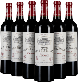 Sechs Weinflaschen mit roten Kapseln und eleganten, klassischen Etiketten.