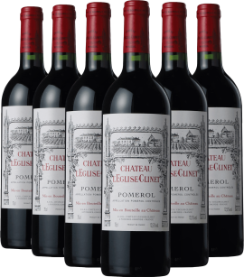 Sechs Rotweinflaschen mit roten Kapseln und traditionell gestalteten Etiketten.