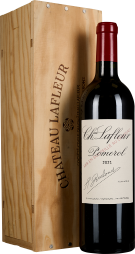 Rotweinflasche mit rotem Verschluss neben einer eleganten Holzkiste.