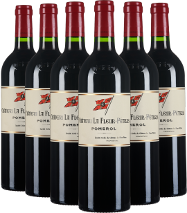 Sechs Weinflaschen mit rotem Etikett und Kapsel in einer geraden Reihe.