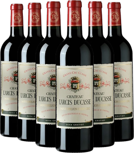 Sechs elegante Rotweinflaschen mit rotem Siegel und feinem, klassischen Etikett.