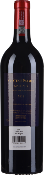 Weinflasche mit rotem Kapselverschluss und dunkelblauem Etikett.