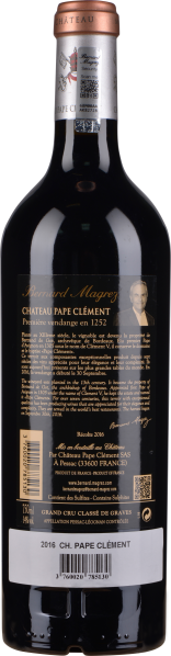 Weinflasche mit dunkler Flüssigkeit und einer silbernen Manschette auf der Kapsel.