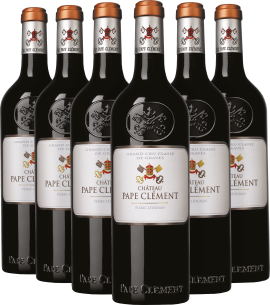 Sechs elegante Weinflaschen mit rotem Wappen und silbernem Verschluss.