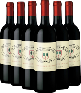 Sechs Flaschen Rotwein mit cremefarbenem Etikett und rotem Verschluss, elegant arrangiert.