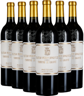 Sechs Rotweinflaschen mit goldener Kapsel und eleganten, klassischen Etiketten.