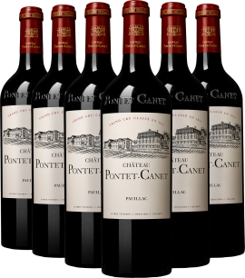 Sechs elegante Weinflaschen mit cremefarbenen Etiketten und tiefroten Kapseln, stilvoll ausgerichtet.