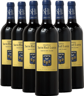 Sechs Weinflaschen mit dunkelblauem Etikett und goldenem Wappen auf schwarzem Hintergrund.