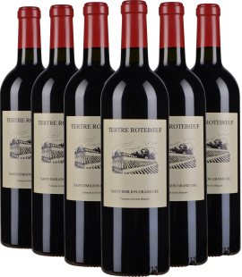 Sechs Weinflaschen mit roten Kapseln und cremefarbenen Etiketten, nebeneinander aufgestellt.