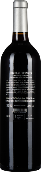 Weinflasche mit schwarzem Etikett und silbernem Verschluss vor hellem Hintergrund.