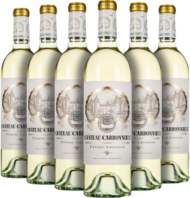 Sechs elegante Weißweinflaschen mit goldenen Kapseln und kunstvollen Etiketten.