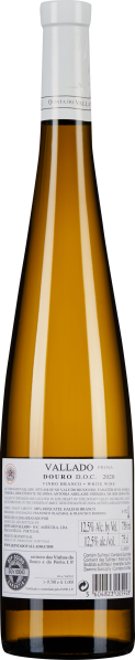 Schlanke Weißweinflasche mit weißem Etikett und goldener Weinfarbe.