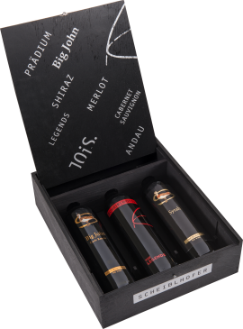 Elegante schwarze Holzkiste mit drei Weinflaschen, stilvoll präsentiert.