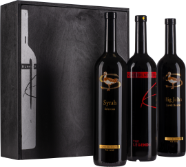 Drei elegante Weinflaschen vor einer stilvollen, schwarzen Holzverpackung.