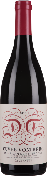 Rote Weinflasche mit kunstvollem Etikett und rotem Verschluss.