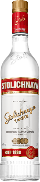 Klare Vodkaflasche mit rotem Etikett und dekorativen goldenen Elementen.