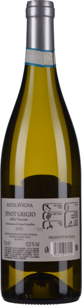 Flasche Weißwein mit silbernem Verschluss und klarer, gelbgoldener Flüssigkeit.