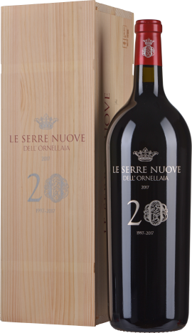 Große Weinflasche mit rotem Siegel neben Holzbox.