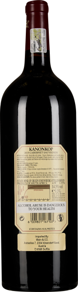 Rotweinflasche mit rotem Hals und detailliertem Etikett auf dunklem Glas.