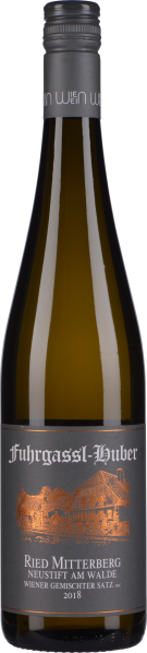 Grüne Weinflasche mit dunkelgrauem Etikett, kupferfarbene Illustration historischer Architektur.