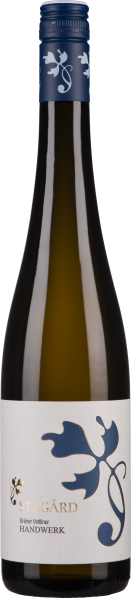 Weinflasche mit blauem Verschluss und elegantem Etikett mit Blattmotiv.