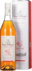 Eine Flasche Cognac mit klarer, goldener Flüssigkeit und weißem Etikett, daneben eine passende, elegante Geschenkverpackung mit ähnlichem Design und roten Akzenten.