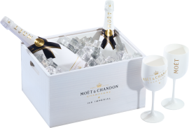 Zwei Champagnerflaschen in weißer Box mit Eis, begleitet von zwei weißen Gläsern.