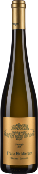 Grüne Weinflasche mit goldfarbenem Etikett und Kapsel.