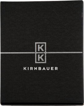 Schwarze Schachtel mit stilisiertem Logo in Weiß und grauer Linie.