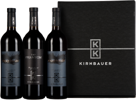 Drei elegante Weinflaschen mit dunklen Etiketten in schwarzer Geschenkbox.