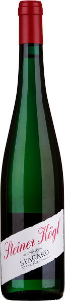 Grüne Weinflasche mit rotem Verschluss, diagonalem Etikett.