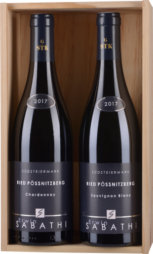 Zwei dunkle Weinflaschen in Holzkiste, elegante graphische Etiketten.