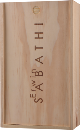 Hölzerne Geschenkbox mit eingraviertem Logo in natürlichen Holztönen.