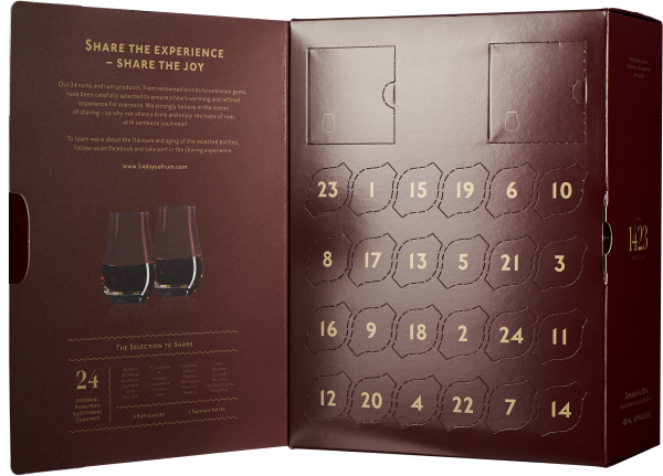 Eleganter, dunkelroter Adventskalender mit goldenen Zahlen und Gläserabbildung innen.